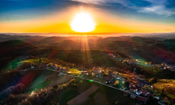 Pogled iz vazduha na selo Dvorska kod Krupnja u vreme zalaska sunca