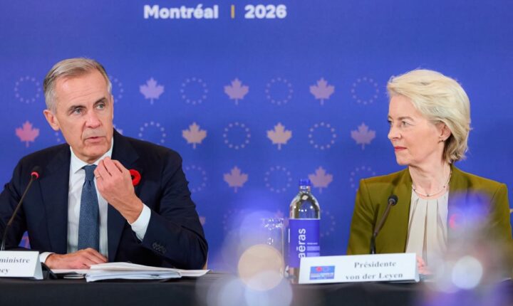 Kanadski premijer Mark Karni i predsednica Evropske komisije Ursula fon der Lajen razgovaraju na samitu EU–Kanada u Montrealu.