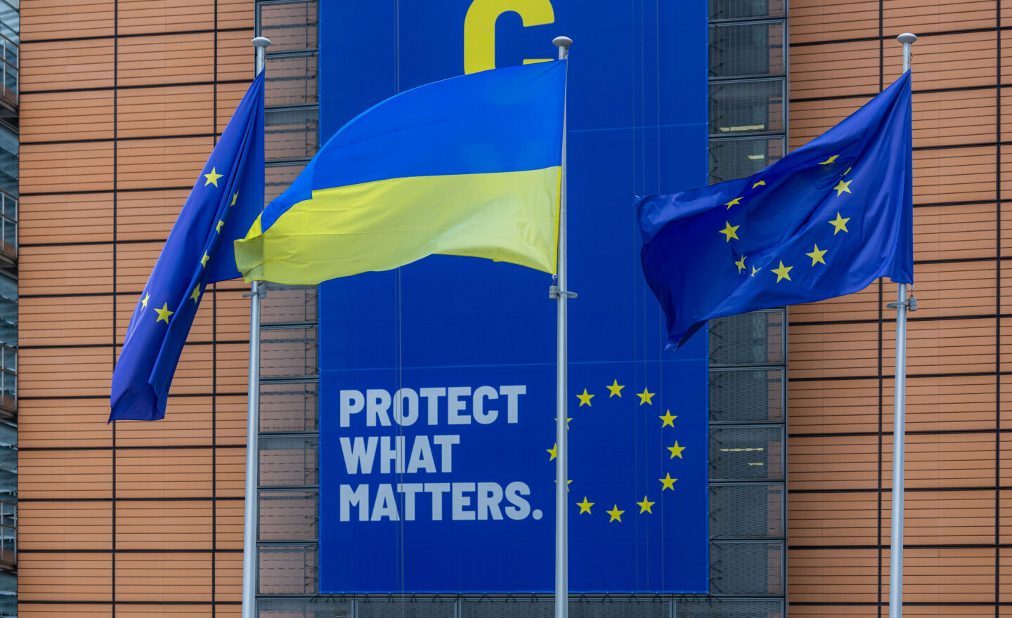 Zastave Evropske unije i Ukrajine ispred zgrade Berlaymont u Briselu.