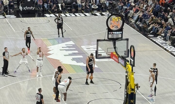 Nikola Jokić izvodi slobodno bacanje u dresu Denver Nagetsa u Ball Areni 2026. godine.
