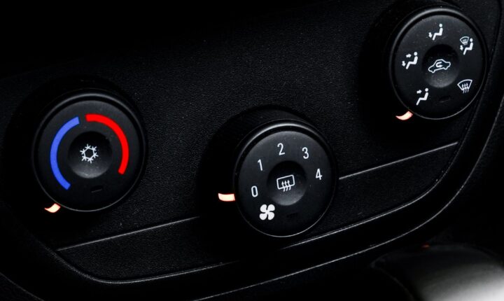 Komande grejanja i ventilacije na instrument tabli automobila.