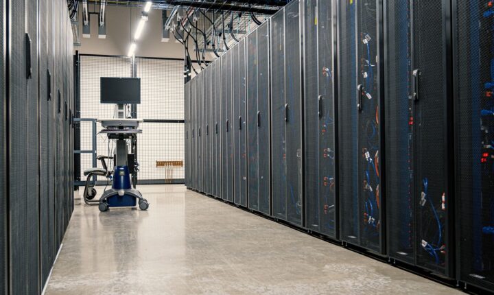 Redovi serverskih ormara u savremenom data centru.